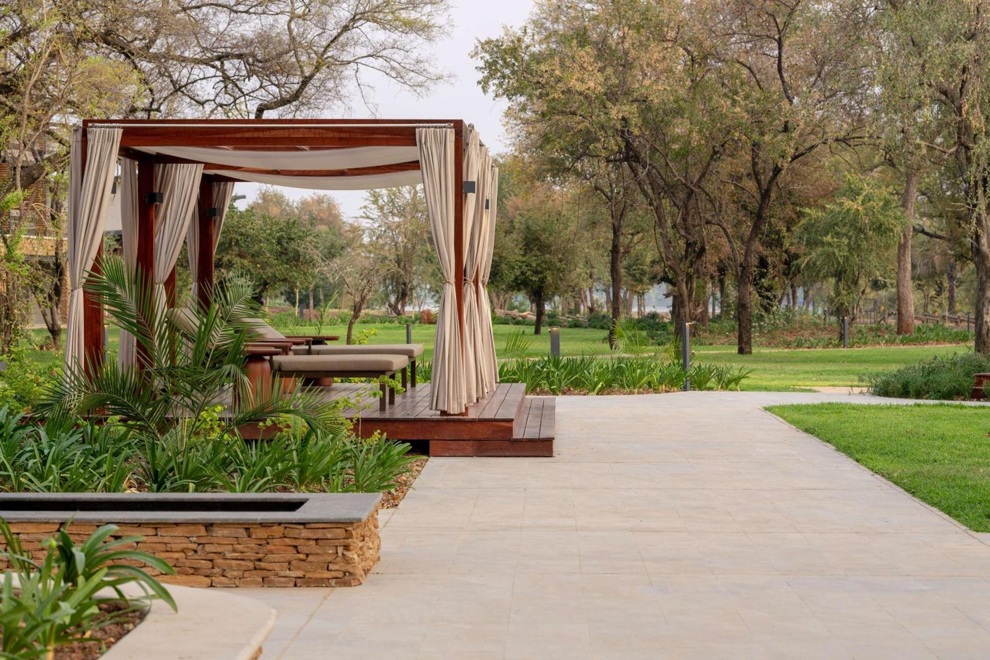 Radisson Blu Mosi-Oa-Tunya Livingstone Resort エクステリア 写真